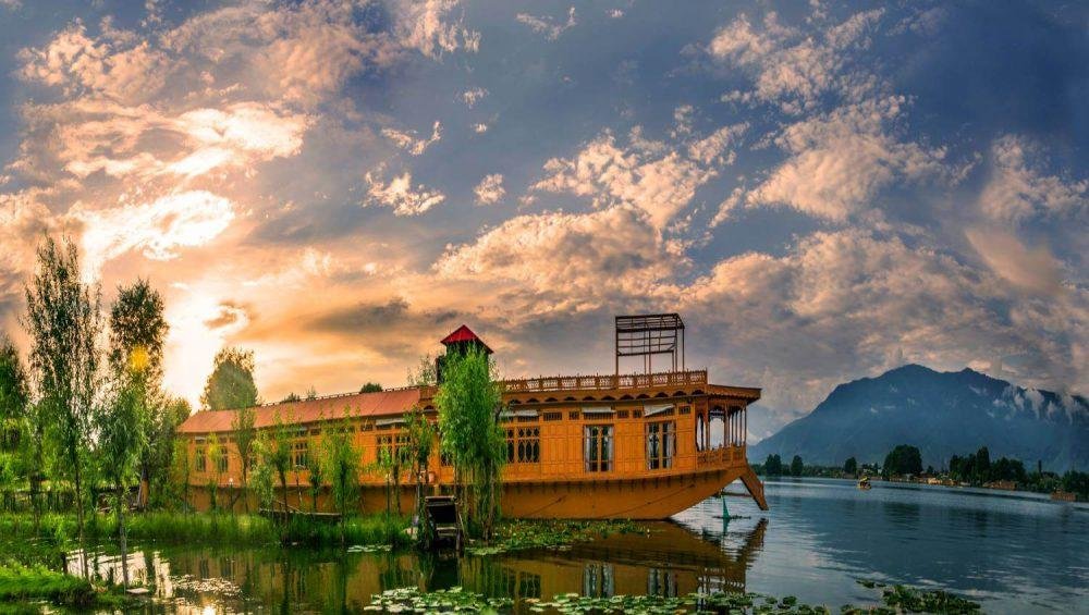 Kashmir Houseboat Tour