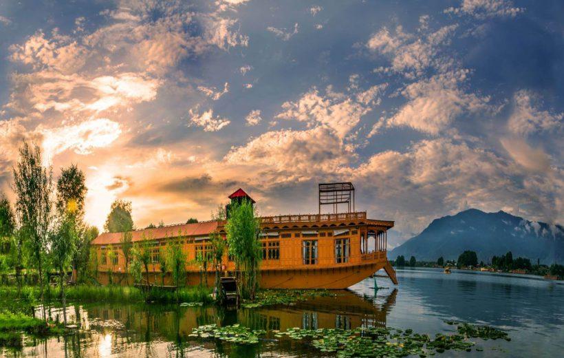 Kashmir Houseboat Tour with Gulmarg