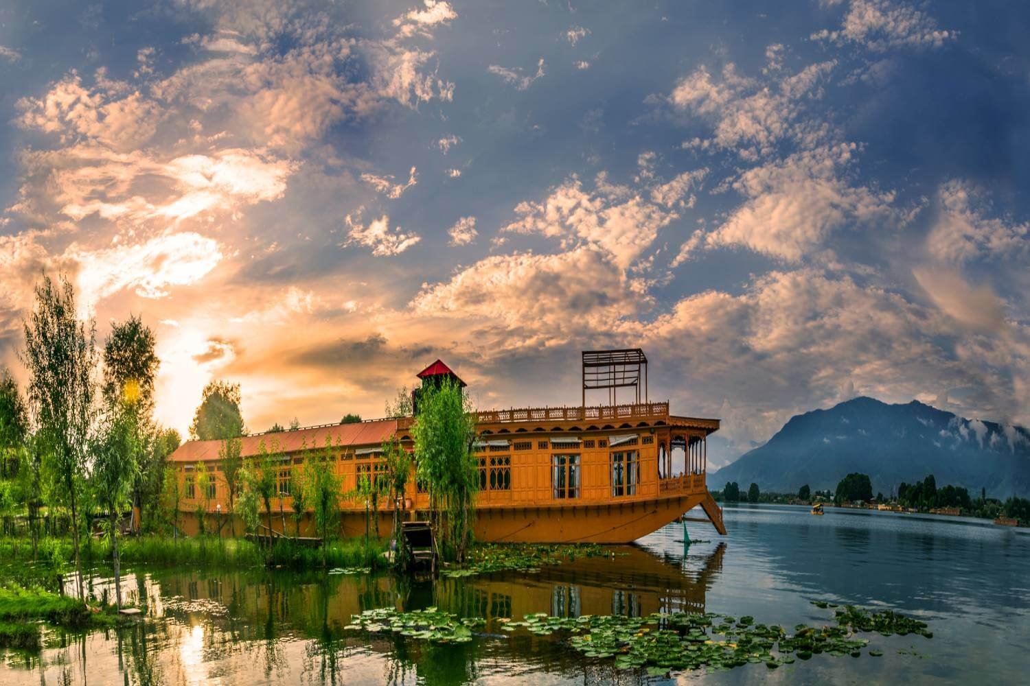 Kashmir Houseboat Tour